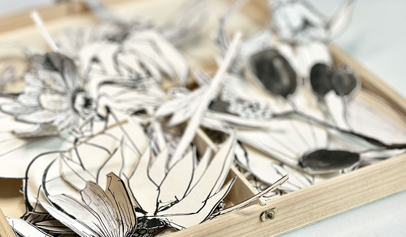 Mixed-Media-Arbeit mit floralen Motiven und farbigen Papierflächen