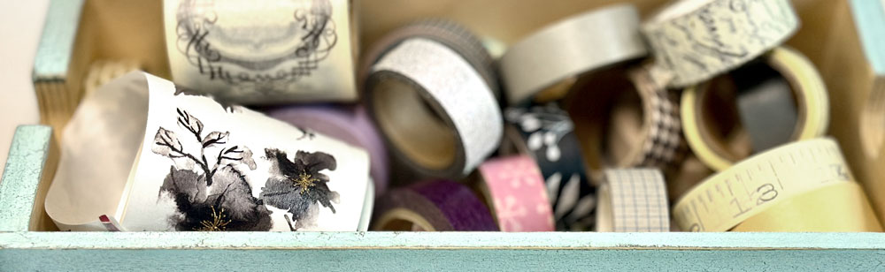 Mixed-Media-Arbeit mit Farbe, Papier und vielschichtigen Materialspuren