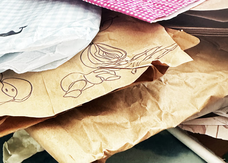 Verschiedene gestaltete Journalseiten mit Papier und Illustrationen
