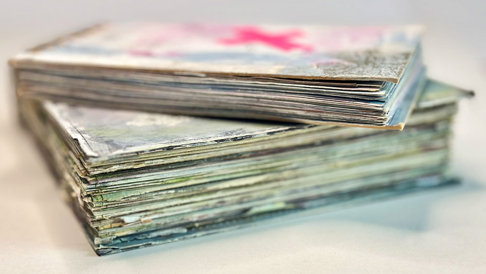 Aufgeschlagenes Journal mit vielfältig gestalteten Seiten als Inspiration für Journaling Ideen