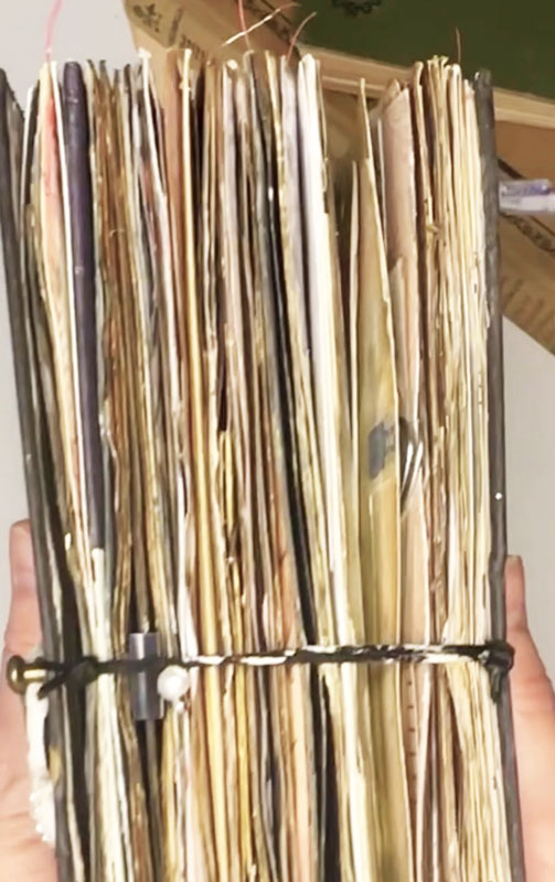 Vielschichtig gestaltete Junk-Journal-Seiten mit Papierfragmenten